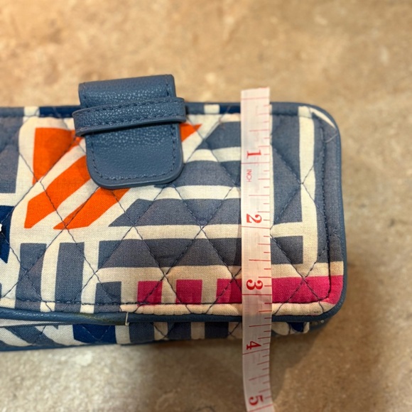 Vera Bradley RFID Smartphone Wristlet Wallet Geo Medallions NWT - Picture 14 of 14